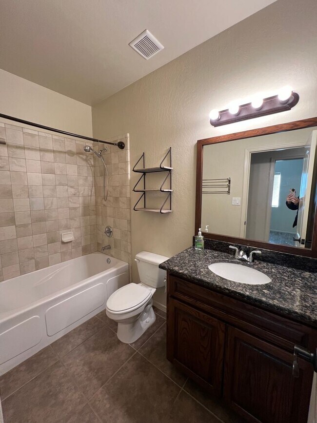 Building Photo - NICE 3 BEDROOM HOME!