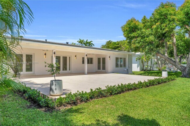Primary Photo - 1315 Campo Sano Ave