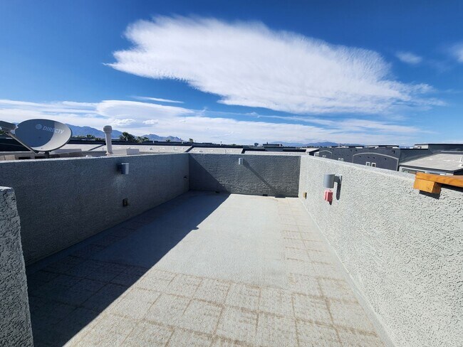 Building Photo - Unique condo with rooftop Strip Views and modern amenities.