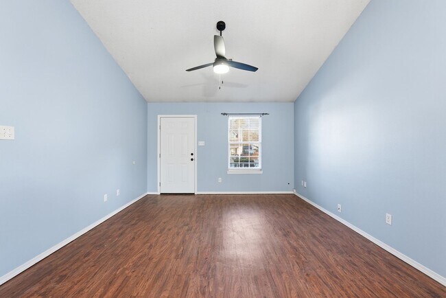 Building Photo - Home in Benton