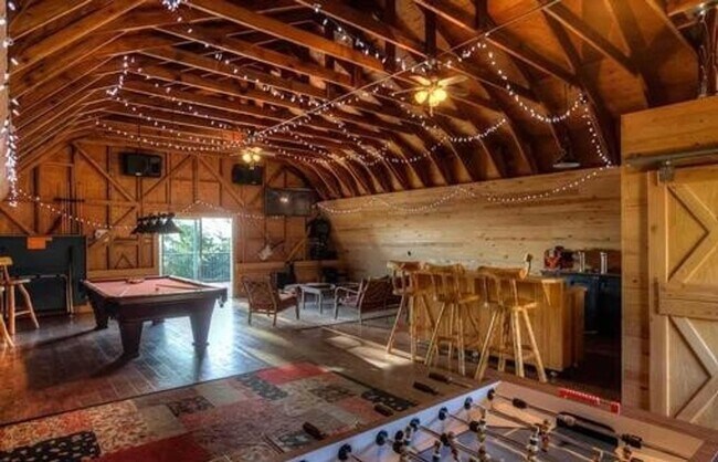 Building Photo - 5bd/5ba +HUGE BARN & SHOP - Absolutely LUX...
