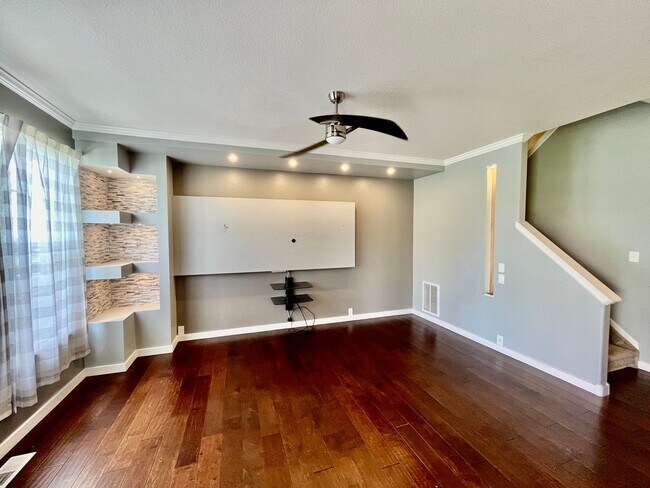 Building Photo - *ONE MONTH FREE RENT!* Beautifully Updated 3 Bedroom Town Home