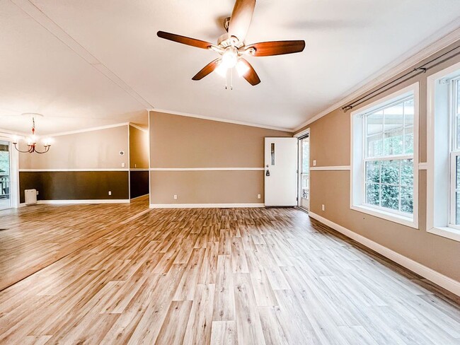 Building Photo - LOCATION! 5 mins from Carolina Beach bridg...