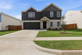 Building Photo - Contemporary in Cleburne!