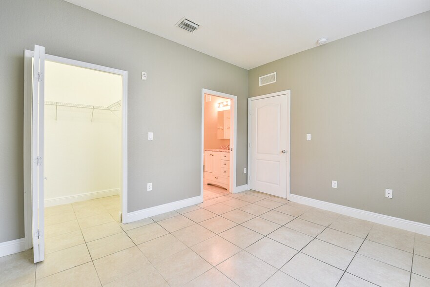 Building Photo - 1663 SE 29th St # 109