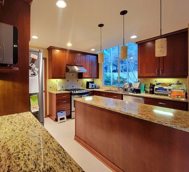 Building Photo - Stunning 4bd centrally located in desirable Ridgetop area