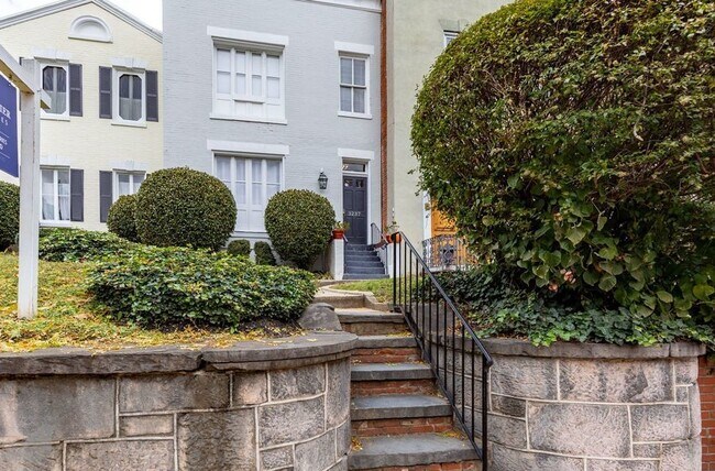 Building Photo - Terrific Two Bedroom Gem in Georgetown! Pa...