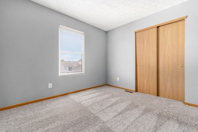 Building Photo - Spacious South Side Home with Garage!