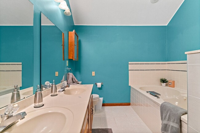 Building Photo - 2422 Cedar Crest Dr