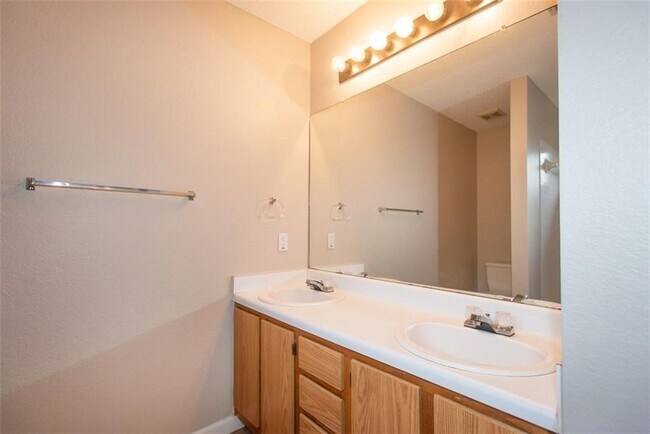 Building Photo - 1812 Hollow Tree Blvd