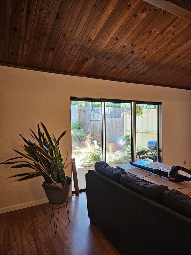 Building Photo - Turnkey Townhome