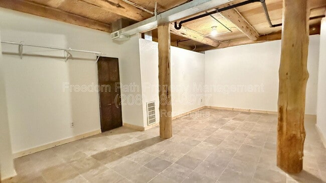 Building Photo - 520 Day Break Rd