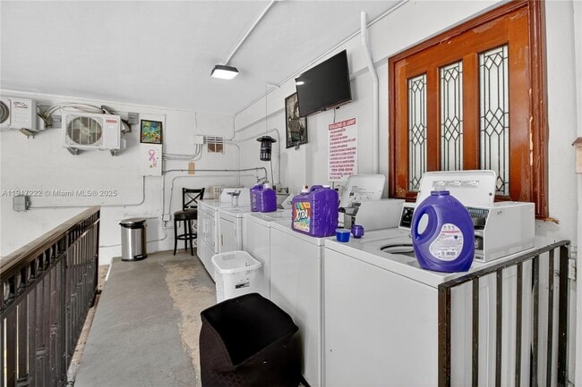 Building Photo - 1600 S Le Jeune Rd