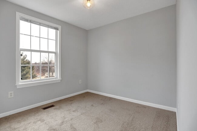Building Photo - Charming End Of Group Townhome for Rent