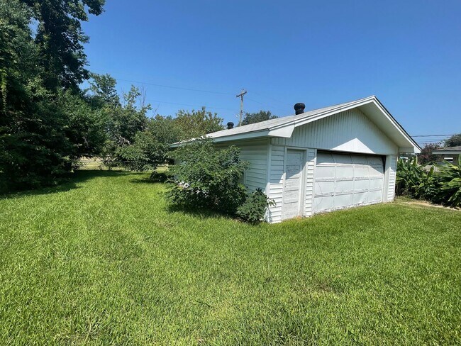 Building Photo - 909 Princeton Ave