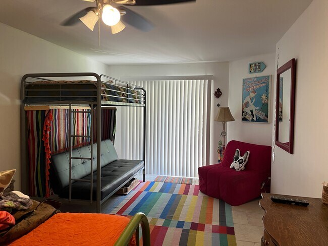 Sitting area with extra sleeping bunk - 10 Lemoyne Ave