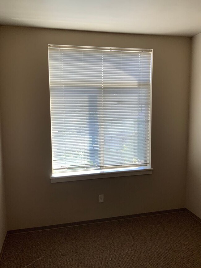 Building Photo - 3 Bedroom, 2.5 Bathroom Close to UO Campus