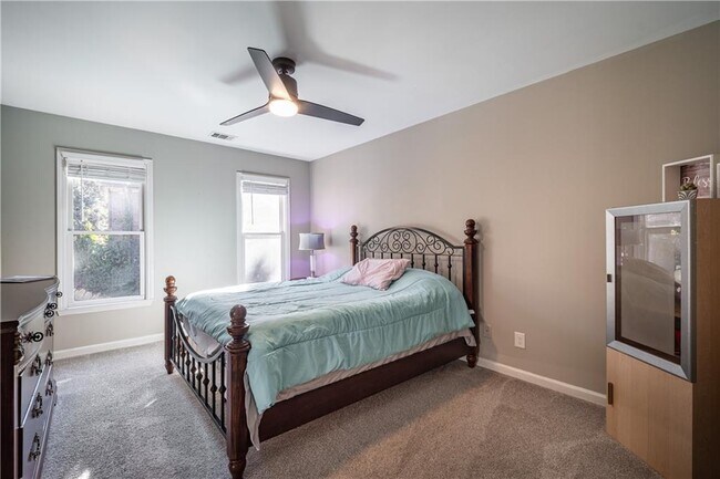 Building Photo - 5041 Towne Lake Hill N