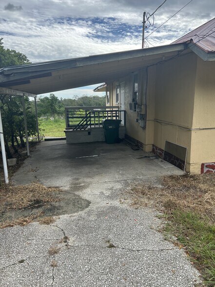 Carport Entrance Unit A - 613 N Dixie Ave