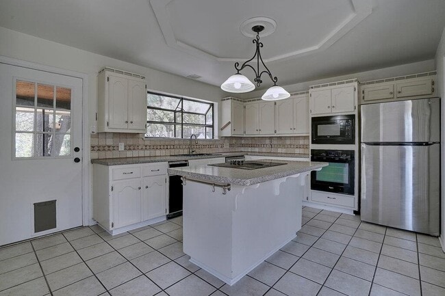 Building Photo - 6501 Cascada Dr