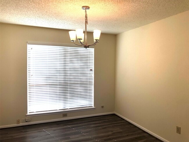 Building Photo - 4819 Sunshine Dr