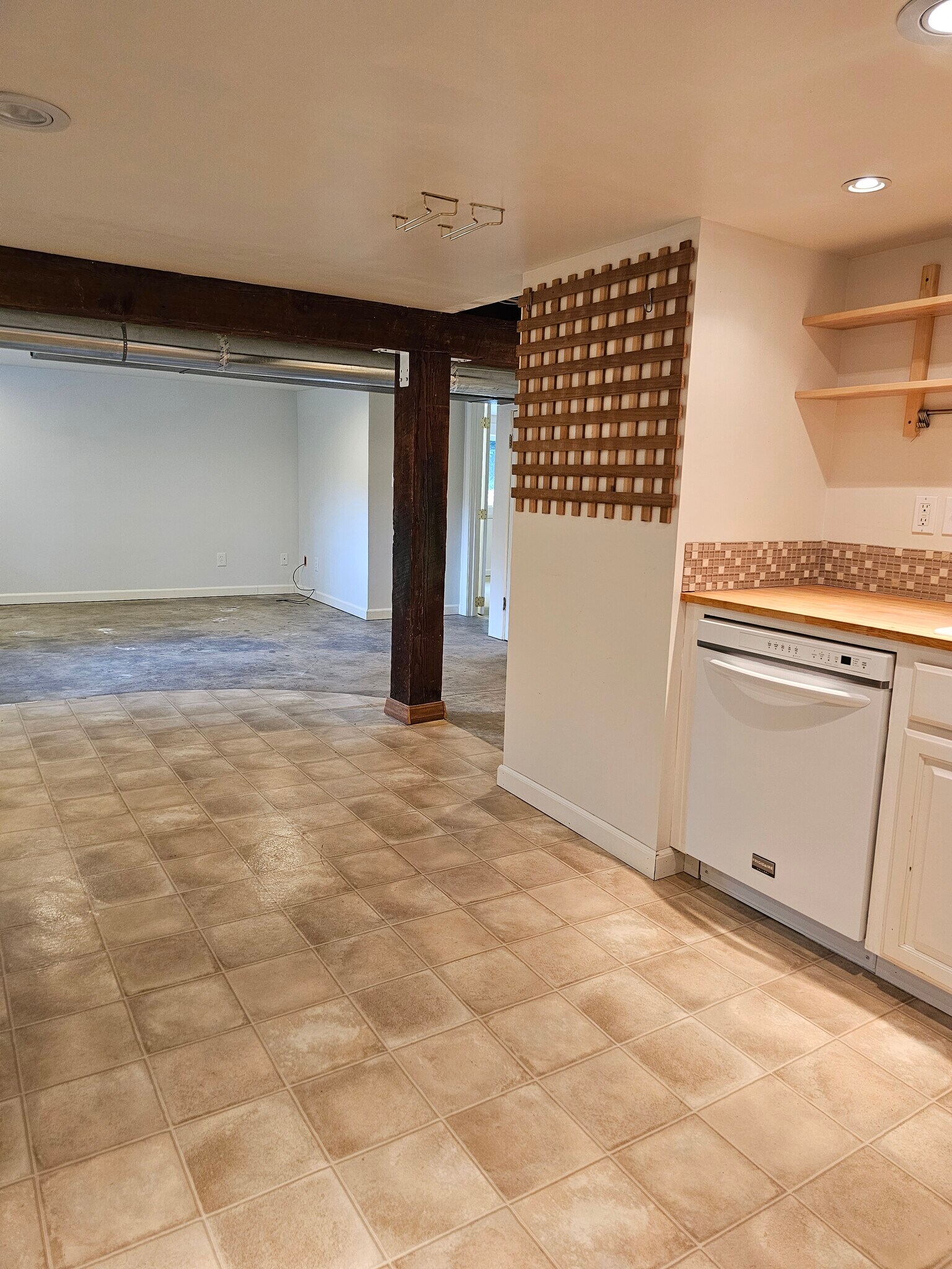 Building Photo - 309 NE Graham St