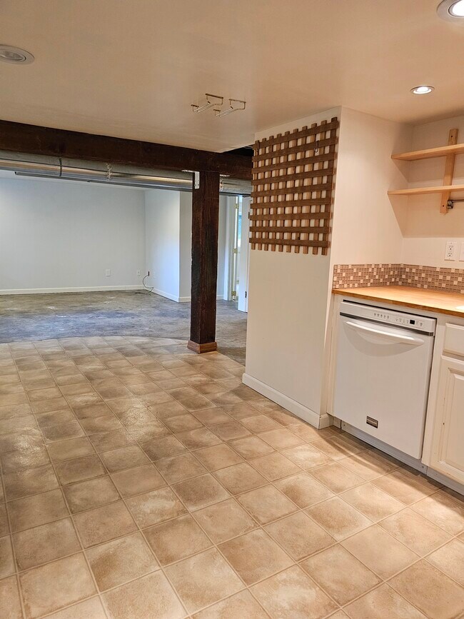 Building Photo - 309 NE Graham St