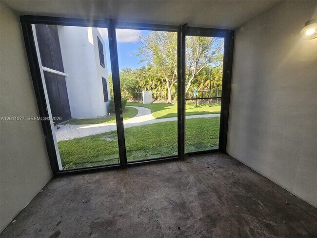 Building Photo - 211 Lake Pointe Dr