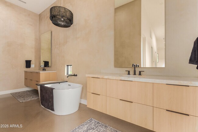 Building Photo - 4905 E White Gates Dr