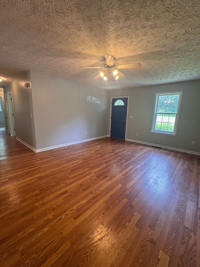 Building Photo - Beautiful 3BR Home for Rent in Toccoa, GA with Fenced Yard & 2-Car Garage