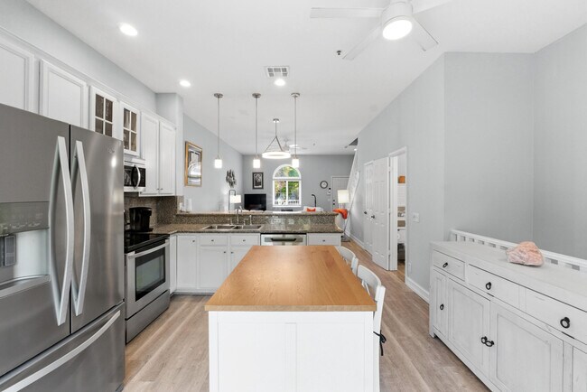 Building Photo - 2445 NE 14th St