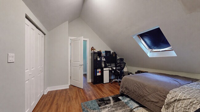 Building Photo - 1305 W Barry Ave