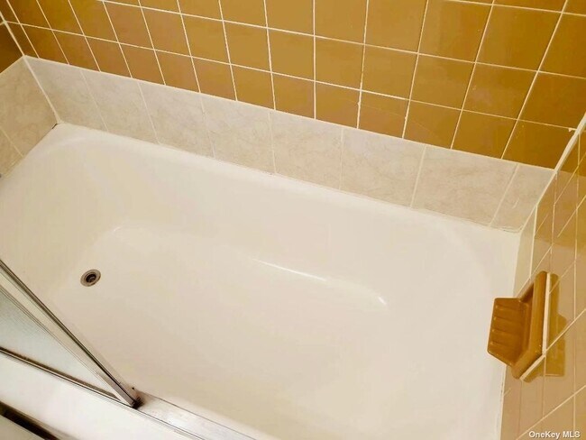 Building Photo - 83-30 Vietor Ave