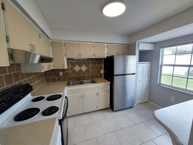 Building Photo - Adorable and Comfortable Sarasota Duplex! **Housing Choice Vouchers accepted**