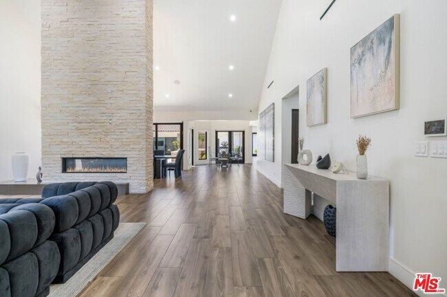 Building Photo - 17520 Embassy Dr
