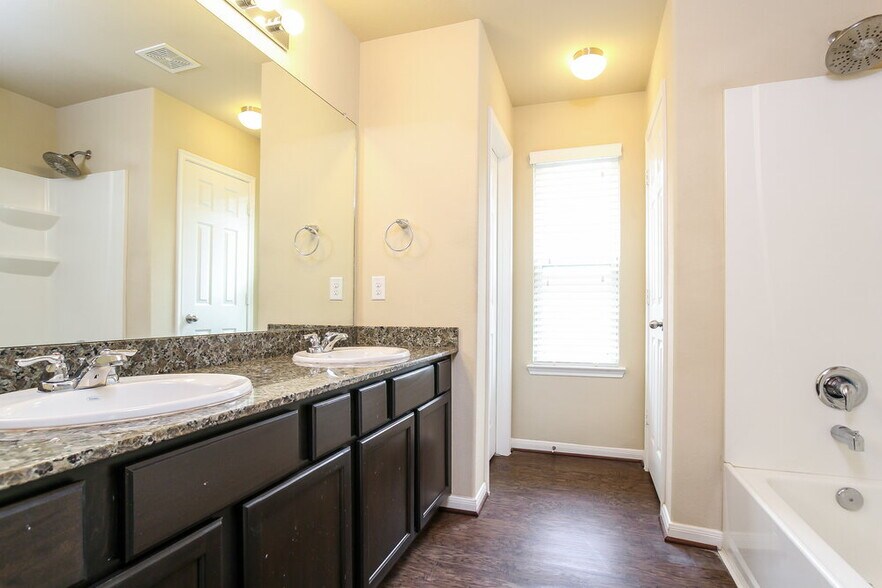 Building Photo - 13050 Rose Landing Dr