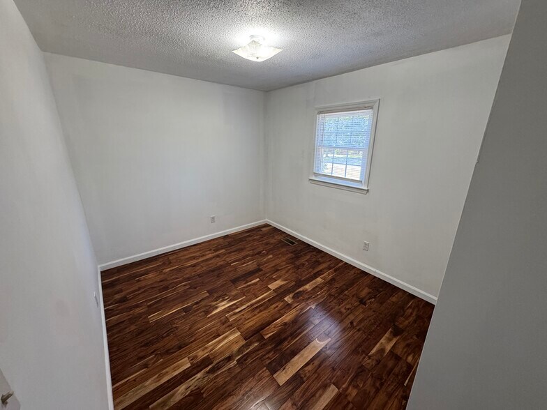 Building Photo - 1020 Village Cir