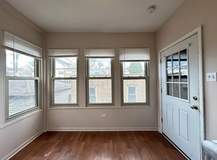 Building Photo - 5024 N Ridgeway Ave