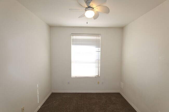 Building Photo - 3-Bedroom Summit Park Condo with Fireplace, Balcony & Covered Parking