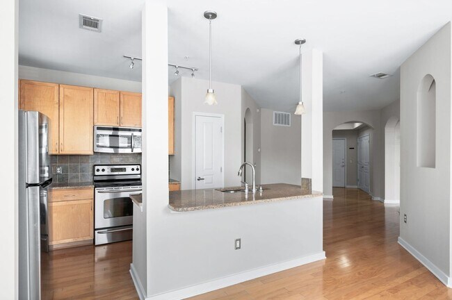 Building Photo - Spacious 3BR/2BA end unit at Bristol West ...