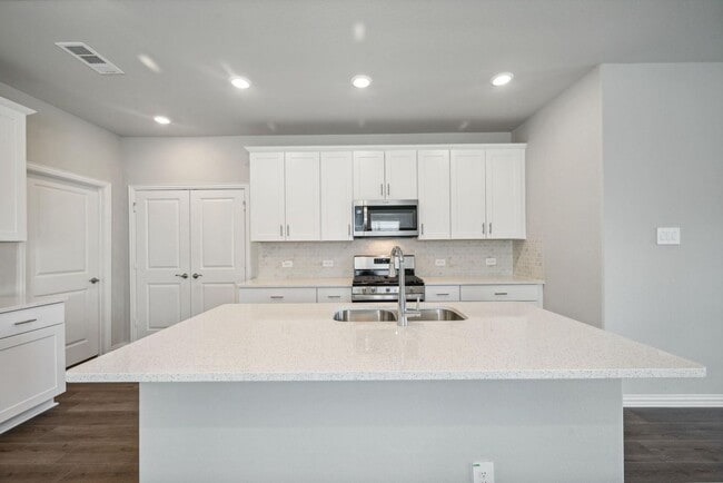 Building Photo - 706 Hemingway Ln