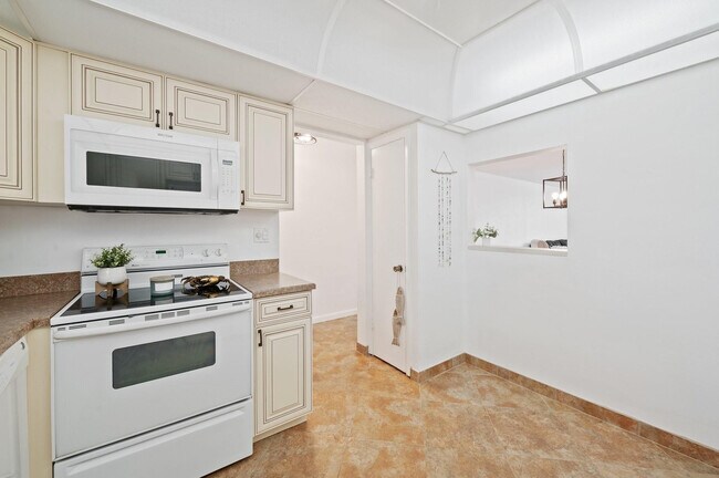 Building Photo - 1050 Hillsboro Mile