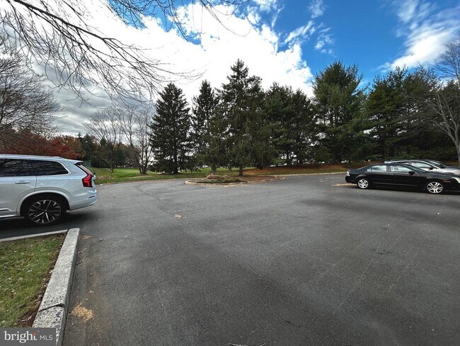 Building Photo - 1410 Stratford Ct