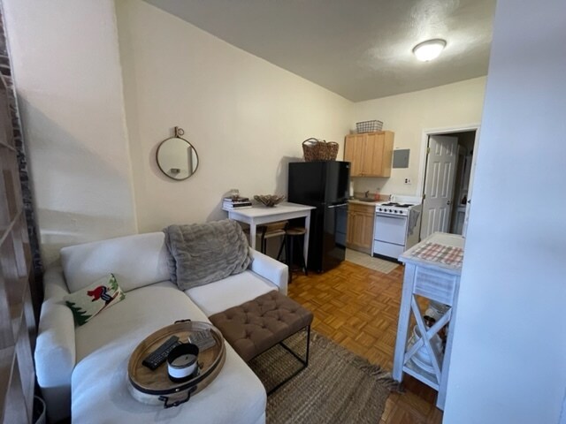 Building Photo - 40 Anderson St