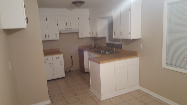 Building Photo - 909 Grimes St