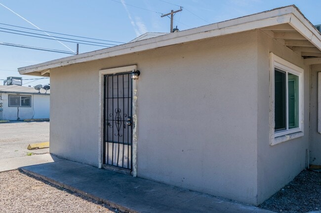 Building Photo - 2508 E Mesquite Ave