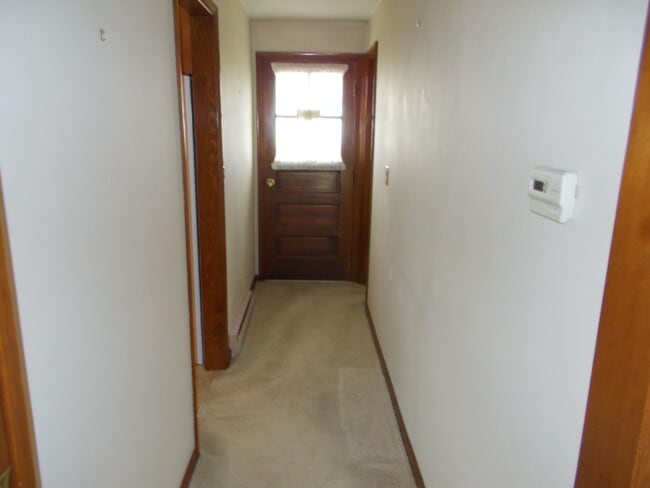 Building Photo - Spacious & Beautifully Maintained 3-Bedroo...