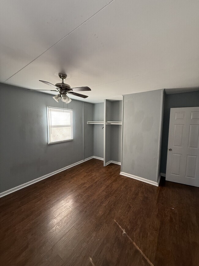 Building Photo - 4715 E 33rd St