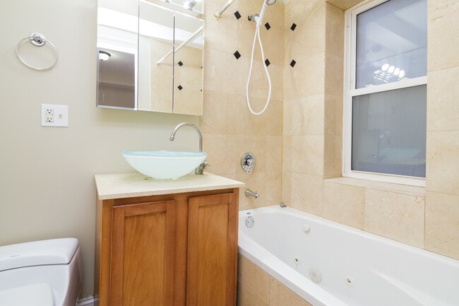 Building Photo - 1644 W Greenleaf Ave