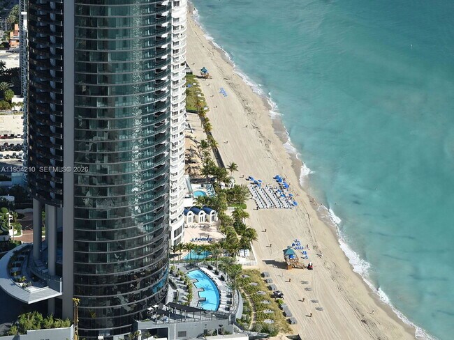 Building Photo - 18555 Collins Ave
